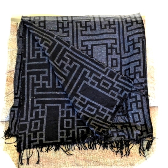 Reversible Poncho Shawl Cardigan Blanket Scarf Geometric Black Grey NWOT - Picture 3 of 7